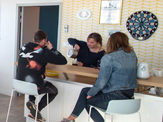 Le Campus connecté dispose d’une cuisinette permettant de se restaurer pendant la pause déjeuner.